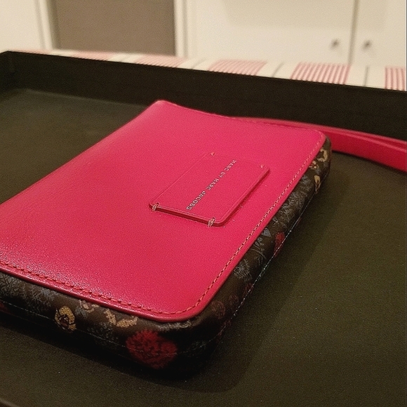 Marc by Marc Jacobs x Disney Zip Around Wristlet - Picture 2 of 13